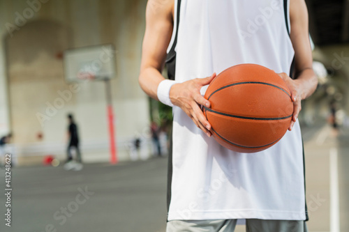 バスケットボールを持つ男性 photo