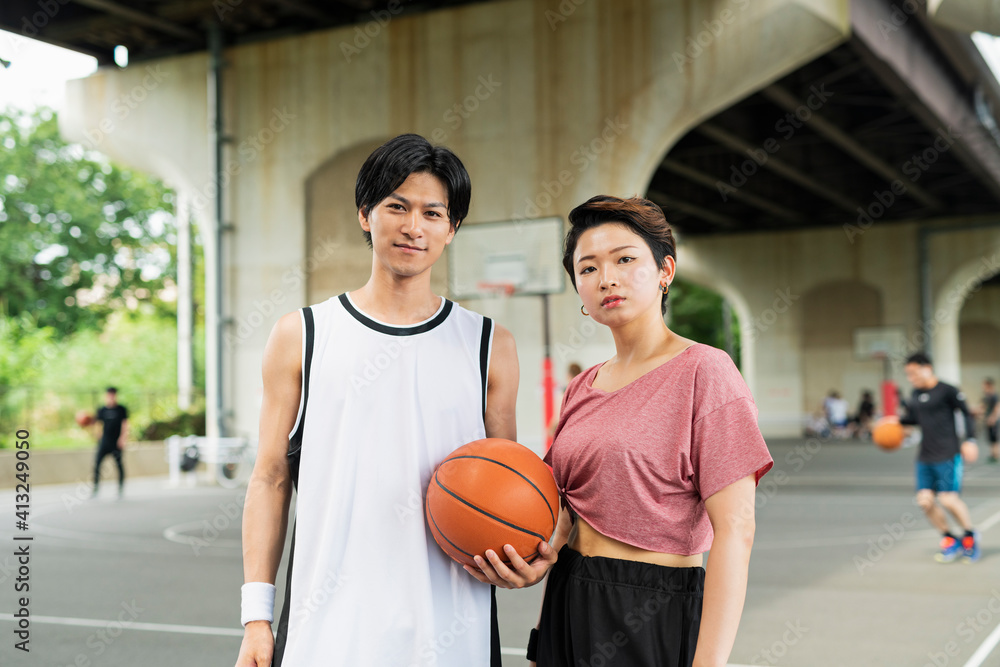 Fototapeta premium バスケットボールをする男女