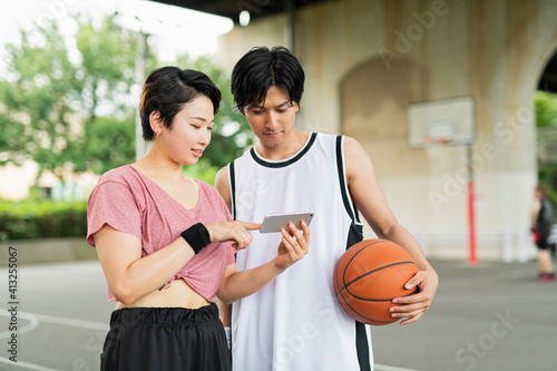 バスケットボールをする男女