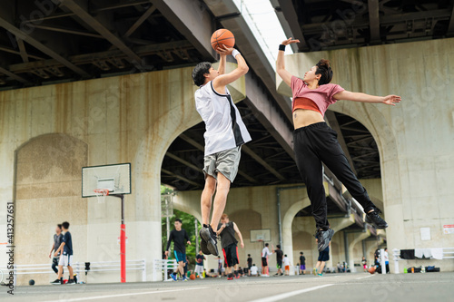 バスケットボールをする男女 photo