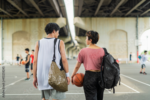 移動するバスケ部の男女 photo