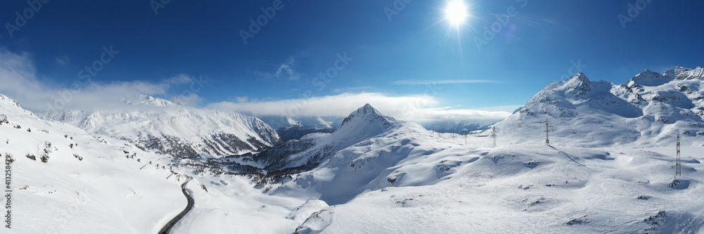 Panorama des Berninapasses in der Schweiz mit Blick nach Italien