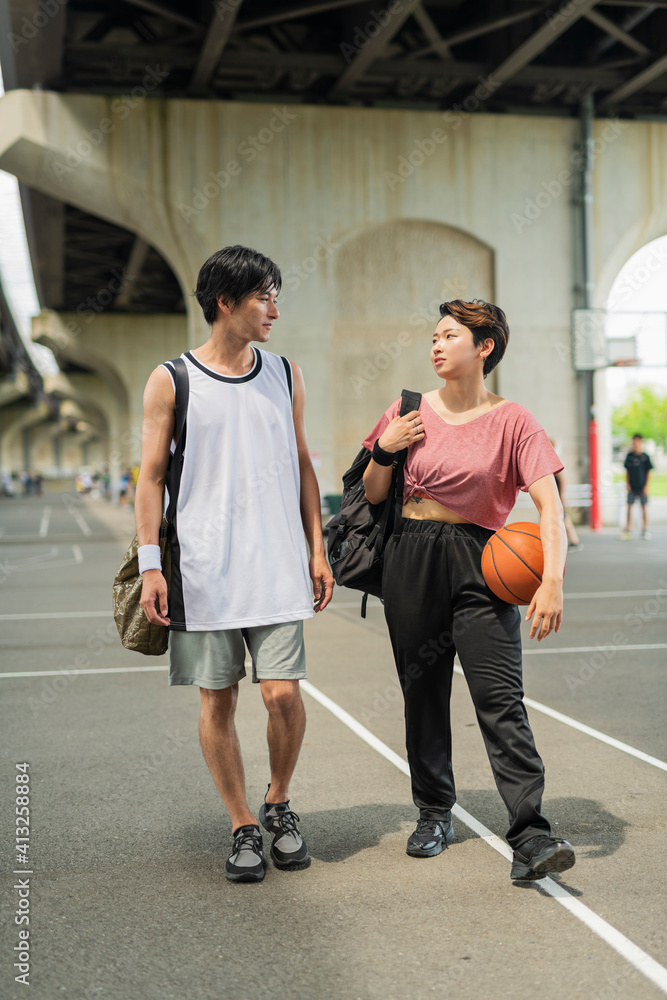 Fototapeta premium 移動するバスケ部の男女
