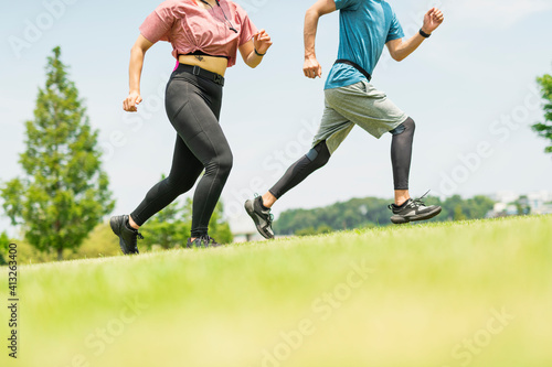 公園を走る男女