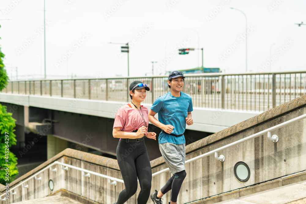 階段を走る男女 階段を走る男女
