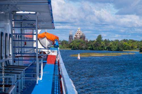 Barco de crucero llegando a la isla de Kizhi en Rusia