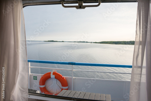 Vista del río Volga desde un barco de crucero en Rusia photo