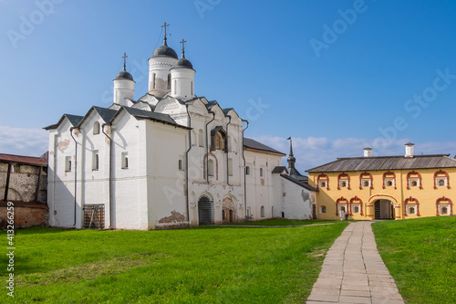Obraz na plátně Edificios e iglesias en el interior del monasterio de Kirillo Belozersky en Gori