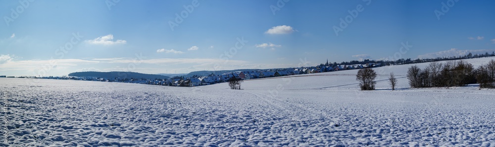 Panorama einer verschneiten Winter Landschaft in Europa