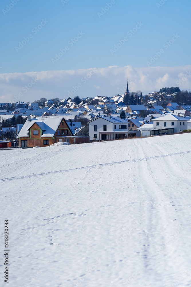 Fototapeta premium ein verschneites Dorf in einer Winter Landschaft
