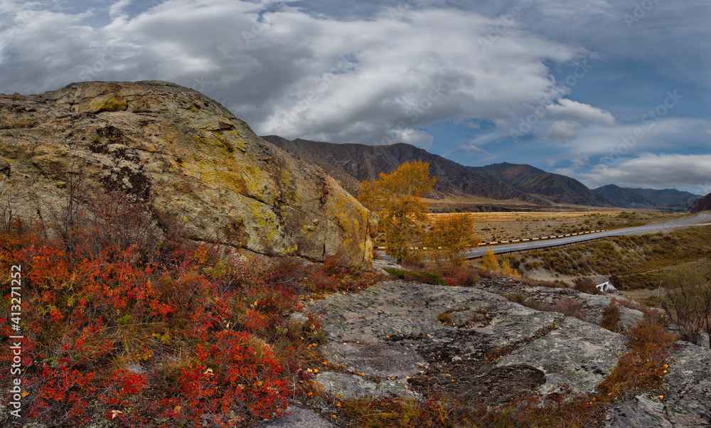 Obraz premium Russia. South of Western Siberia. Mountain Altai. Early October on the Chui highway near the village of Kupchegen.
