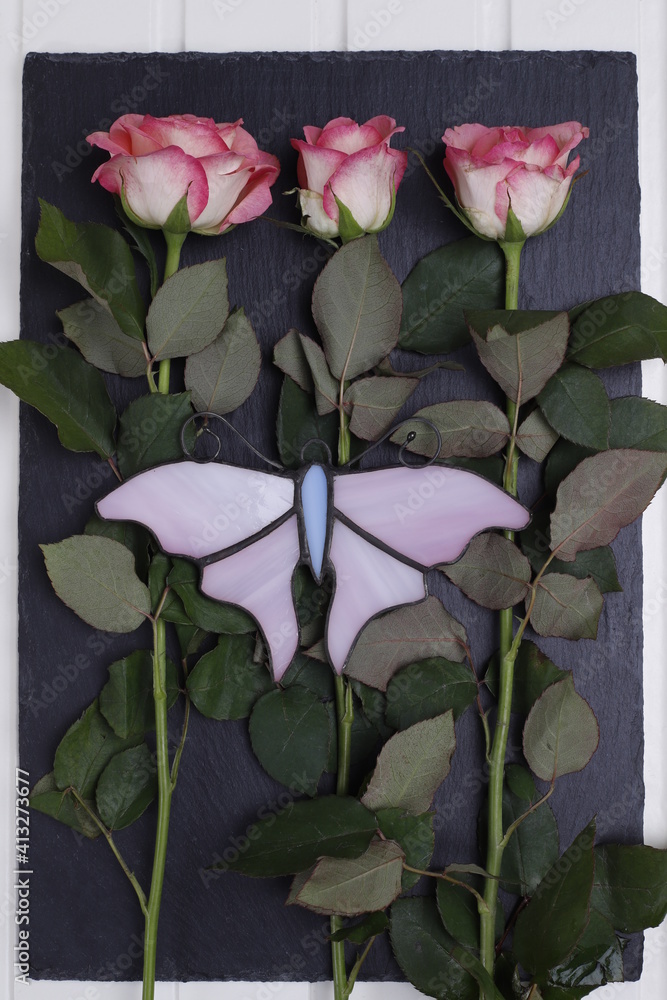 Róże różowe i różowy szklany motyl - obrazy, fototapety, plakaty 