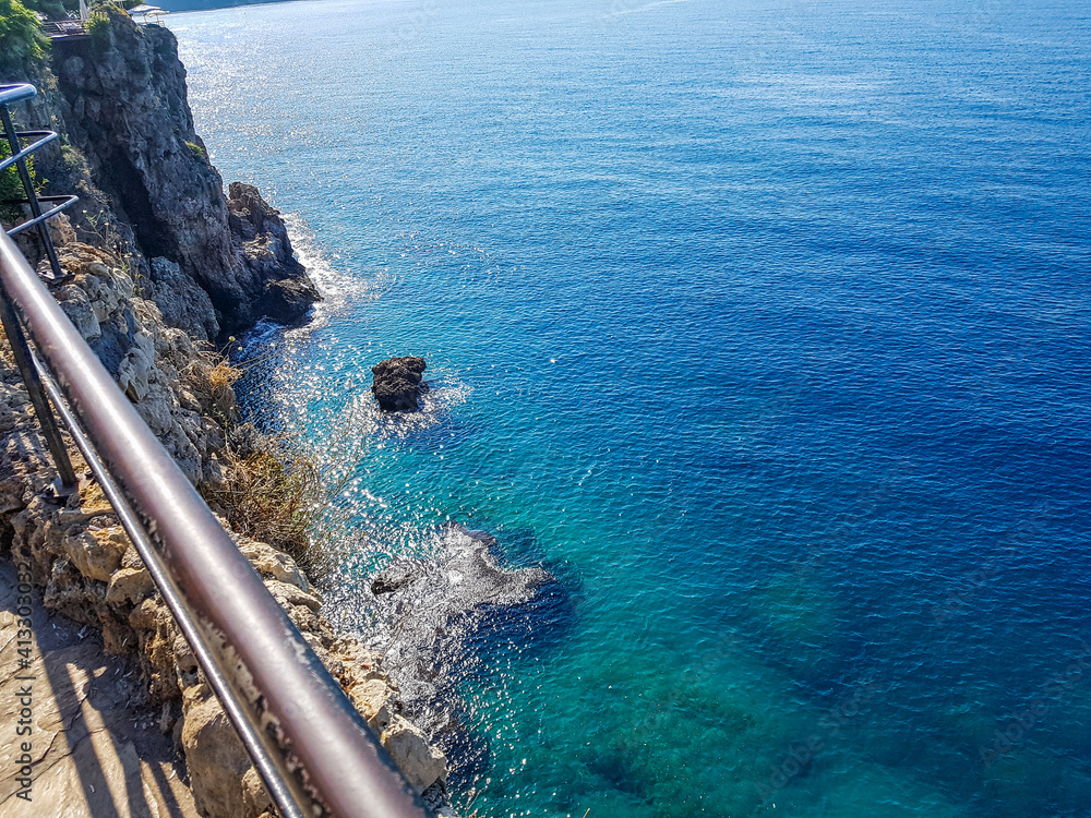 Φωτογραφία With spectacular nature of which it is one of Turkey's most beautiful tourist destinations Antalya sparkling blue sea and rocks