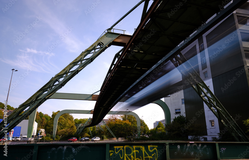 Obraz premium wuppertal schwebebahn langzeitbelichtung
