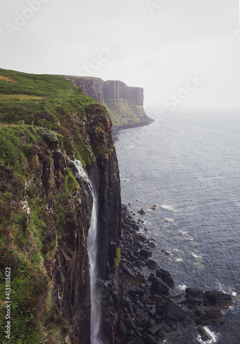 Cascata su scogliera di roccia nera sull'isola di Skye in Scozia photo