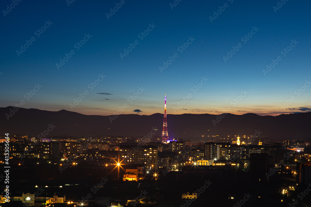 Naklejka premium TV tower in the Ukrainian city before dawn