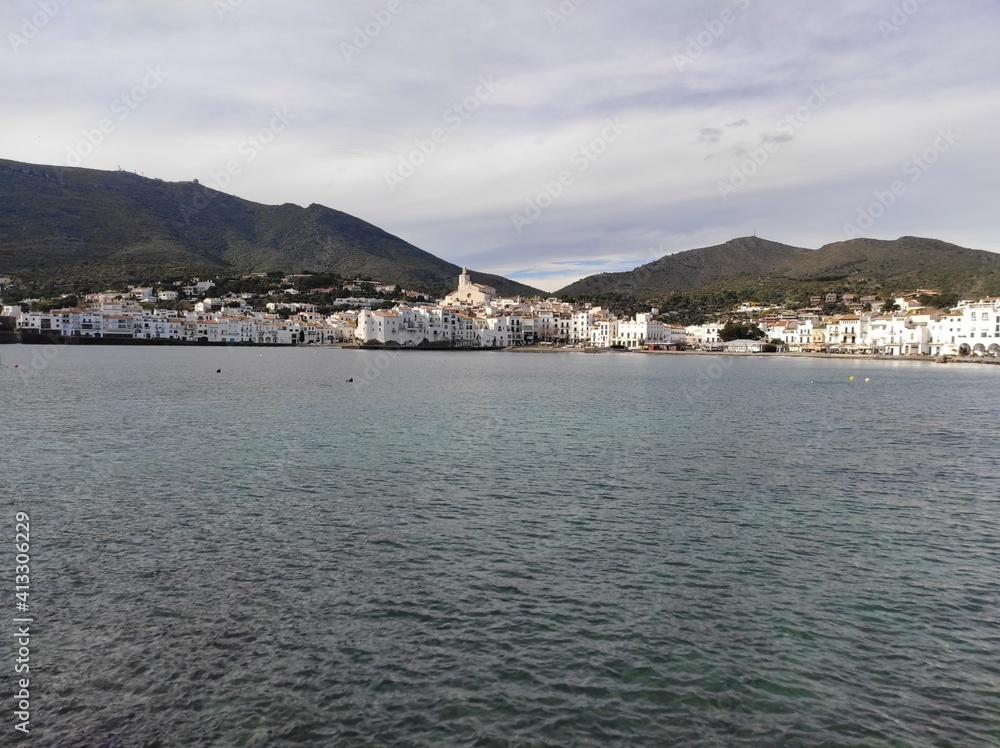 Bonita vista del pueblo de Cadaqués y sus casas blancas desde la playa de Es Pianc. 