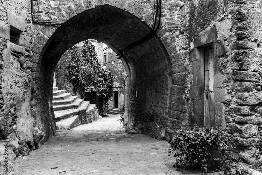Paisajes y rincones del pequeño pueblo de Madremanya, en la comarca del Gironès, en el noreste de Catalunya Paisajes y rincones del pequeño pueblo de Madremanya, en la comarca del Gironès, en el noreste de Catalunya