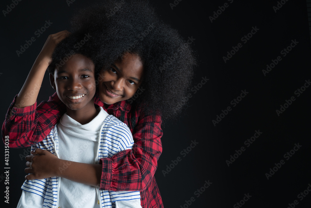 Foto Stock African teen siblings boy and girl hugging with smiley face ...