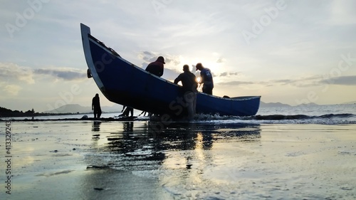 Canvas-taulu Fishermen Clean Up Nets On The Beach After Fishing In Banda Aceh