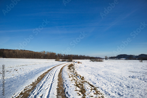 Feldweg in Winterlandschaft