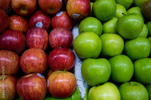 Manzanas verdes y rojas guatemaltecas photo