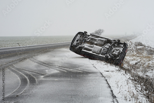 Obraz na płótnie Winter snow condition car accident concept, car lying on its roof after hard collision w salonie
