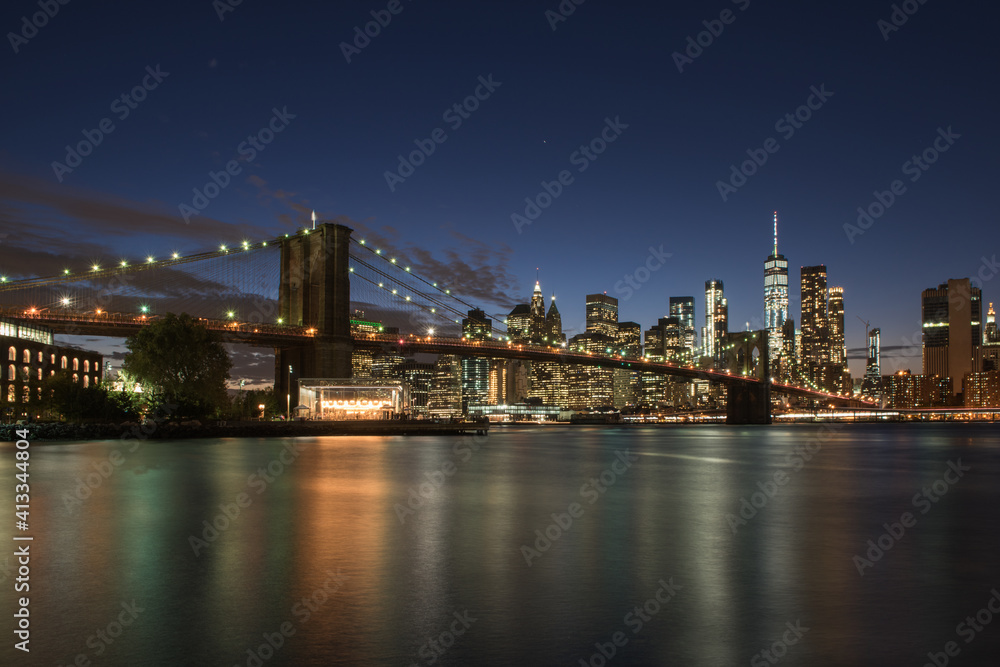 Notturno di Manhattan con il ponte di Brooklyn
