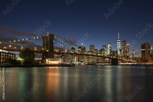 Fototapeta Naklejka Na Ścianę i Meble -  Notturno di Manhattan con il ponte di Brooklyn
