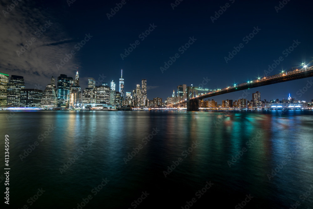 Notturno di Manhattan con ponte di Brooklyn