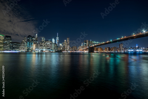 Notturno di Manhattan con ponte di Brooklyn