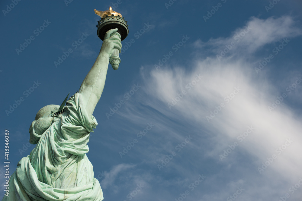 Fototapeta premium Statua della libertà con nuvola
