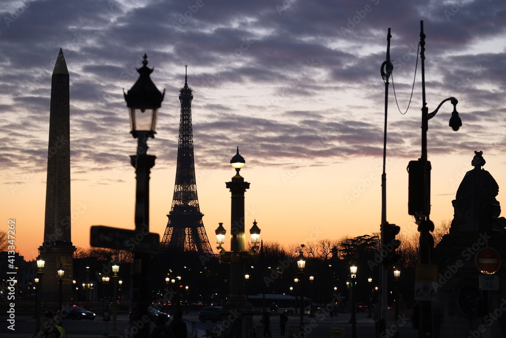 Obraz premium The Eiffel tower view from Concorde square (Paris, 12th February 2021)