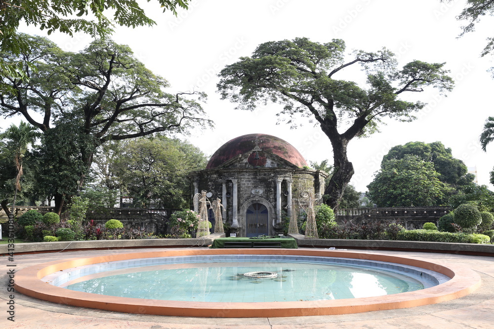 Kapelle mit Brunnen im Paco Park, Manila, Philippinen