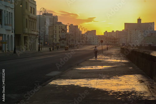 Wall Mural le malecón de La Havane au coucher du soleil, Cuba
