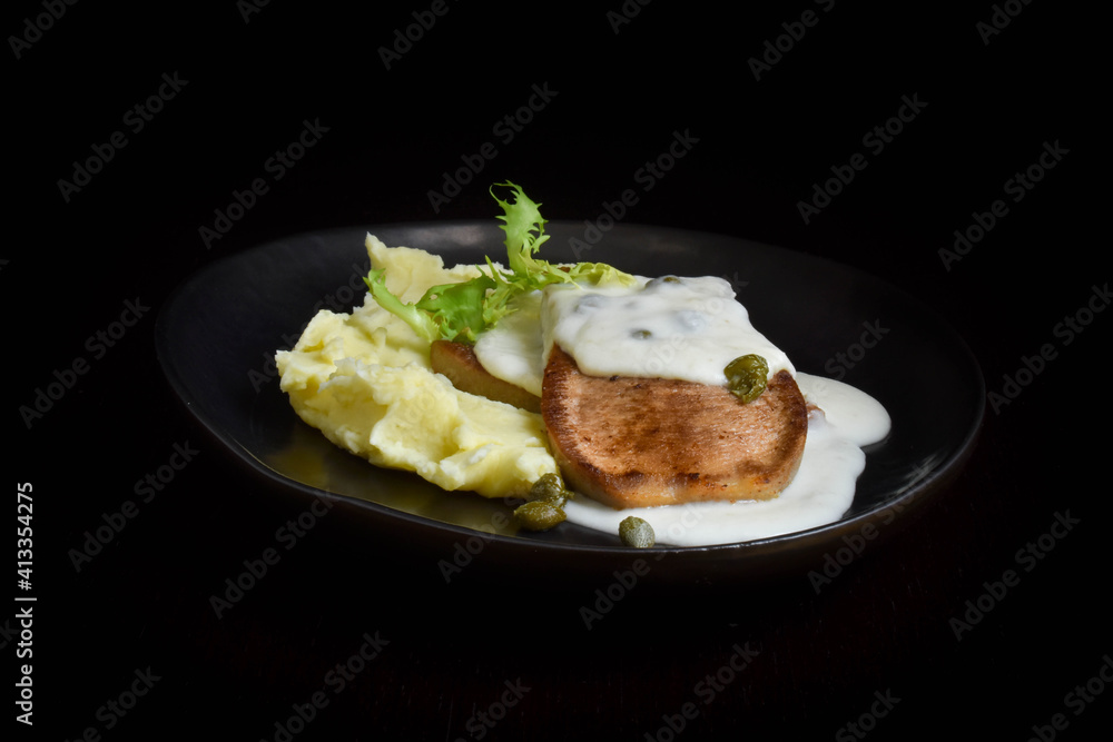 Stir-fried beef tongue, horseradish and capers sauce, garnish with mashed potatoes. Stir-fried beef tongue, horseradish and capers sauce, garnish with mashed potatoes.