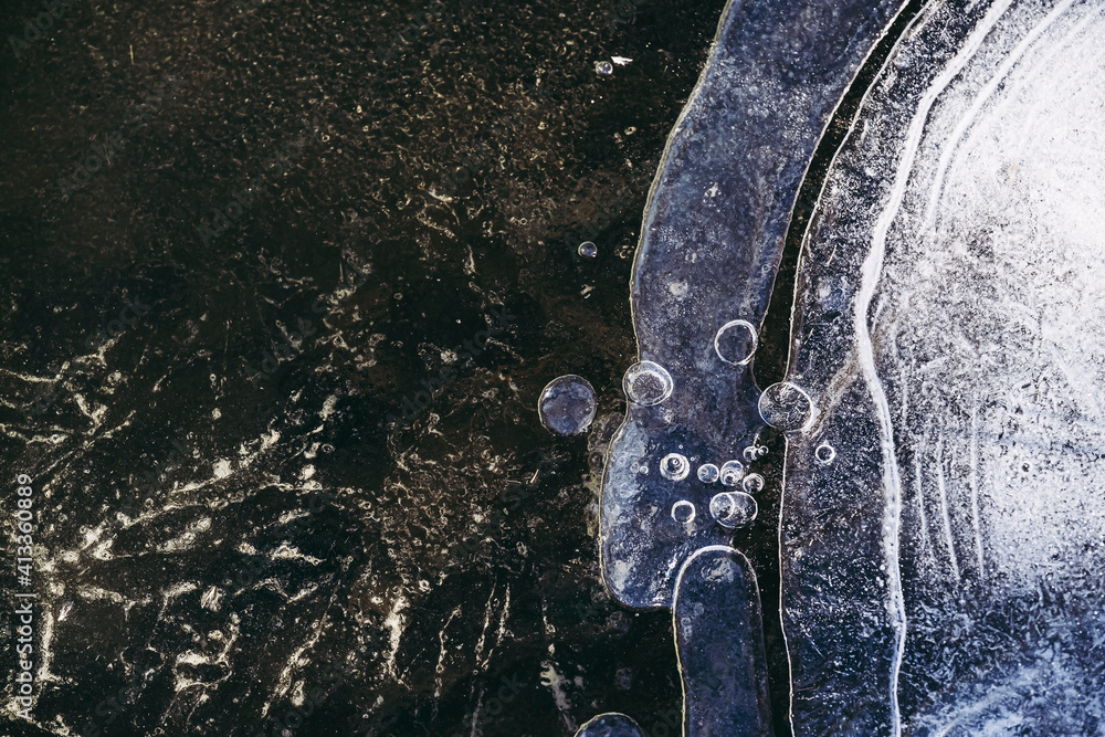 Close up sur de l'eau glacé avec des bulles - Arrière plan abstrait naturel ambiance givrée