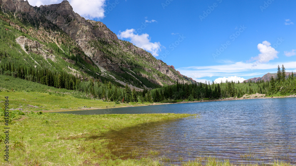 Fototapeta premium Crater Lake in Aspen Colorado, Small Lake in Aspen