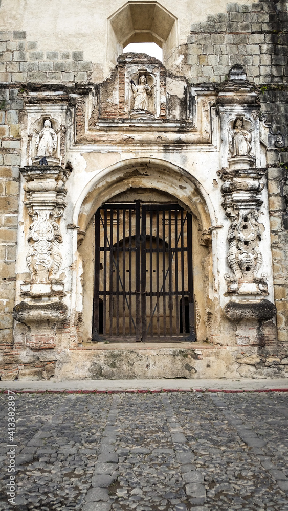 Puerta de una iglesia en ruinas en antigua guatemala, estilo colonial.