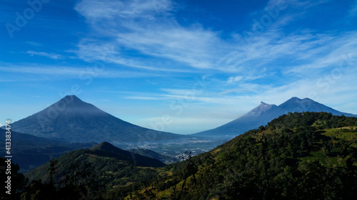 Vista de los Volcanes de Agua  fuego y Acatenango en Guatemala.