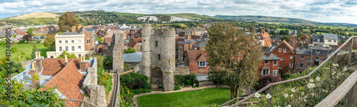Foto Panorama of Norman Lewes Castle conservation area at Wallands Park, East Sussex county town with city landscape in background
