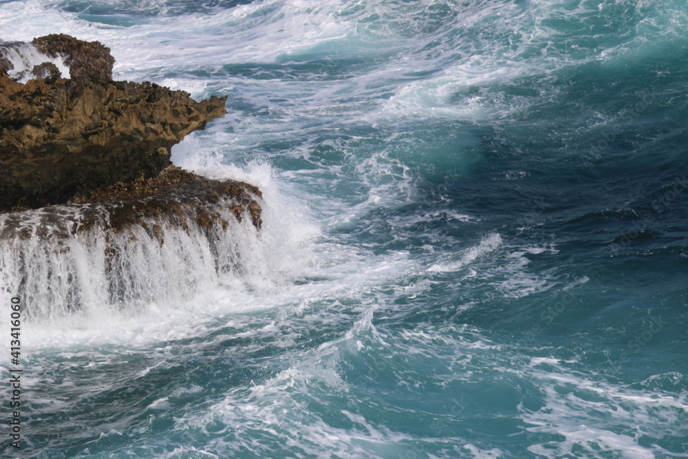 Fototapeta premium waves crashing on rocks