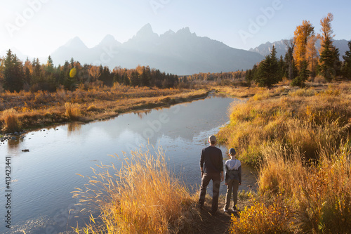 Tableau sur toile family hiking in grand teton