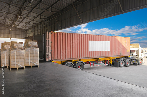 Fényképezés Cargo trailer truck parked loading at dock warehouse