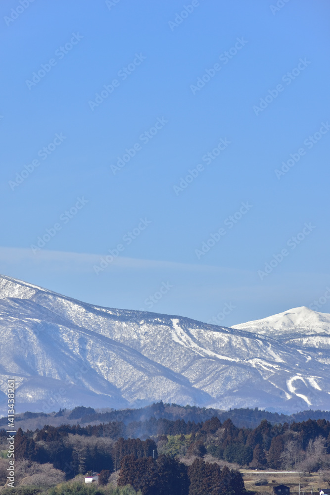 Fototapeta premium 冬の田園地帯より望む蔵王の山々
