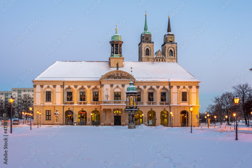 Verschneiter Alter Markt mit Rathaus der Stadt Magdeburg
