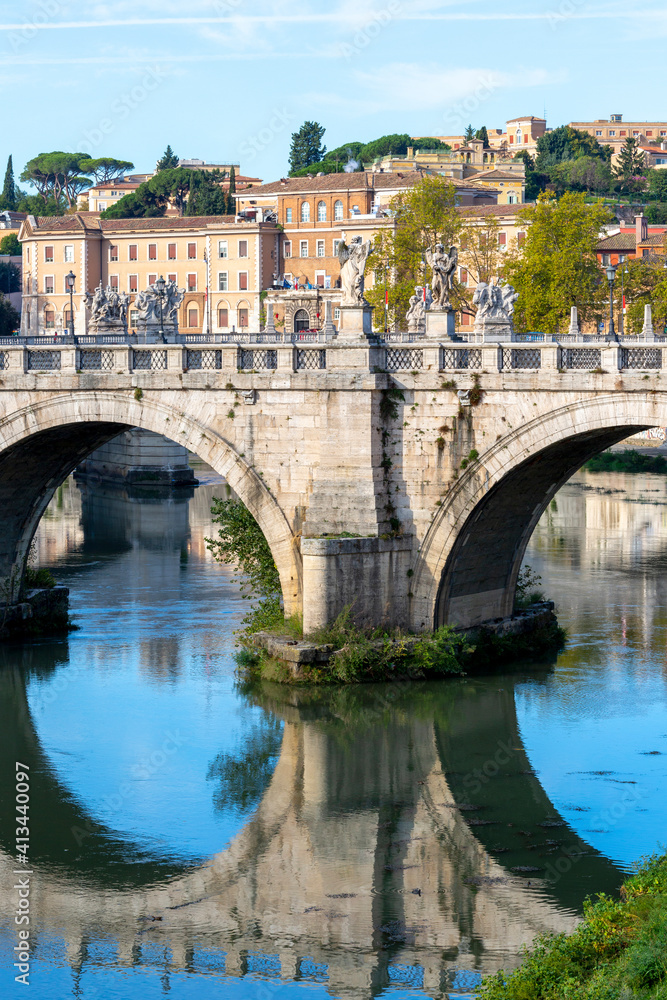 Vittorio Emanuele II Bridge (Ponte Vittorio Emanuele II) across the the river Tiber, Rome, Italy Vittorio Emanuele II Bridge (Ponte Vittorio Emanuele II) across the the river Tiber, Rome, Italy