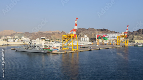 Lastkräne im Hafen von Muskat im Oman - Load cranes in the port of Muscat in Oman