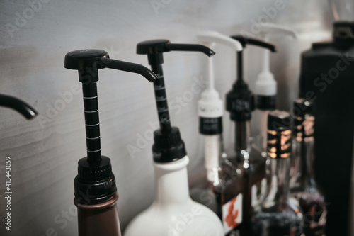 Papier peint Row of coffee flavoring syrup bottles with dispenser