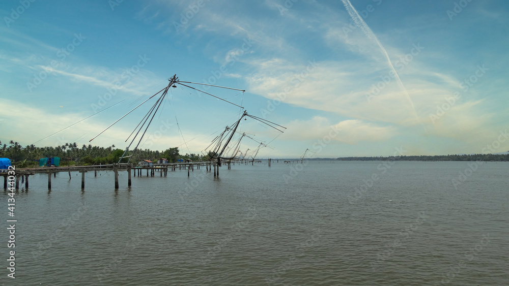 Fischernetze an einem See in Kerala Indien - Fishing nets on a lake in Kerala India